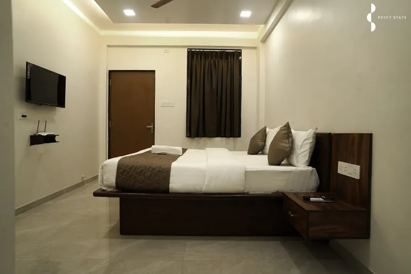 Deluxe Room with Pool View 3