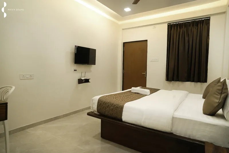 Deluxe Room with Pool View 4